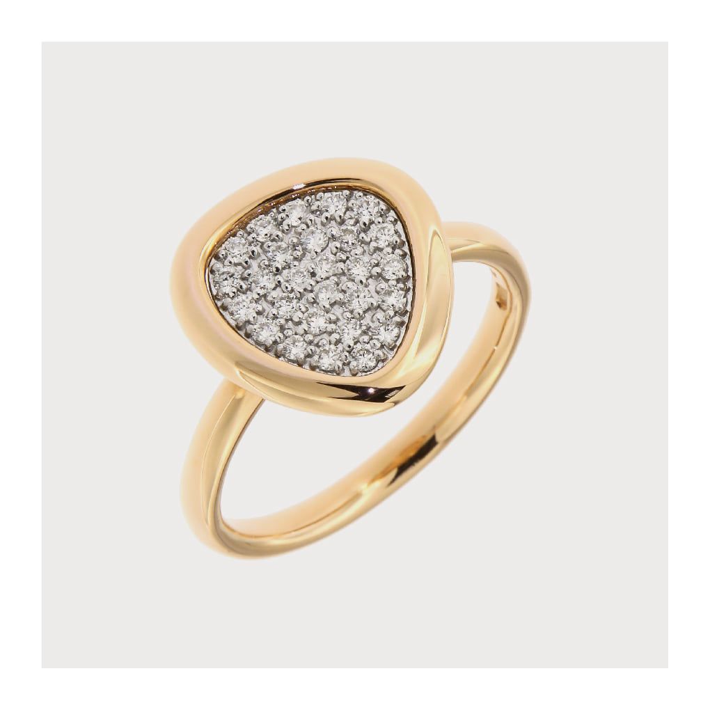 Gouden ring met een driehoekige bovenkant bezet met kleine diamantjes.