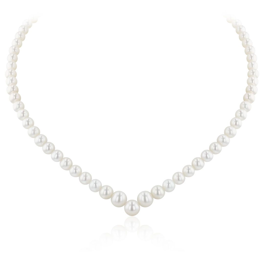 Vijf ringen met roze edelstenen en diamanten accenten op een witte achtergrond.