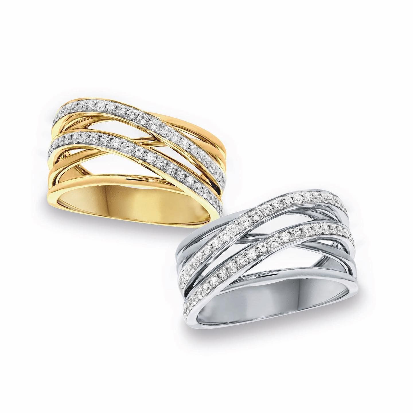 Twee diamanten ringen, één van goud en één van zilver, met kruisende banden.