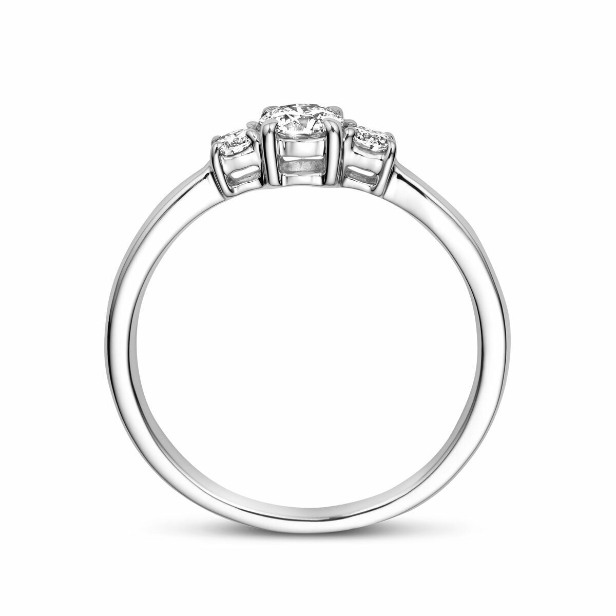 Drie-steens diamanten ring met een dunne, zilveren band.