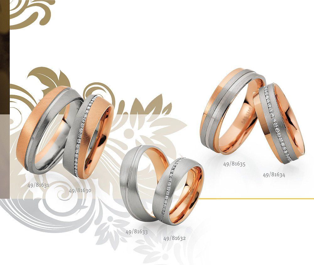 Trouwringen: zilveren en roségouden ringen, sommige met diamanten, afgebeeld op een gepatroneerde achtergrond.