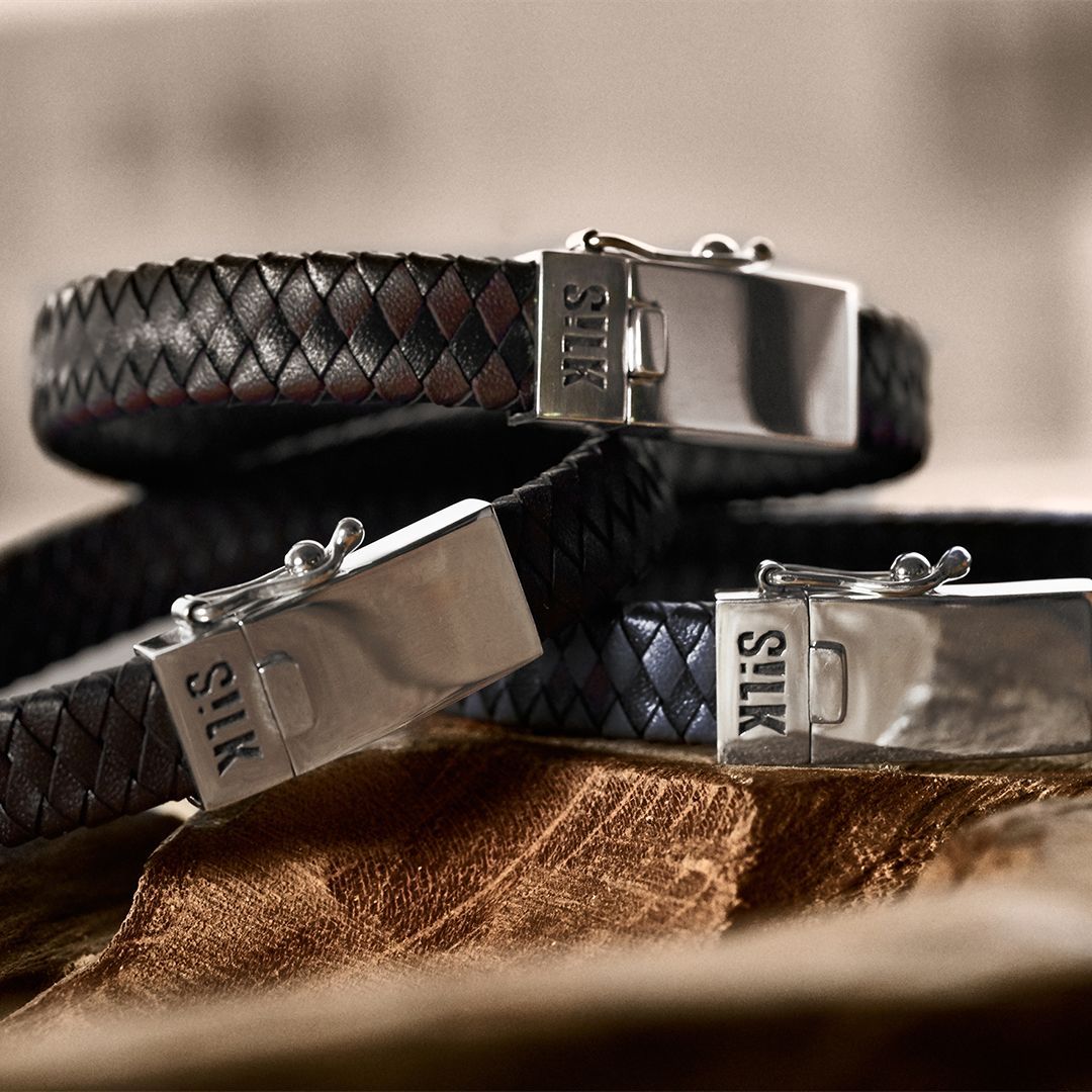 Gevlochten leren armbanden met zilveren sluitingen, voorzien van het