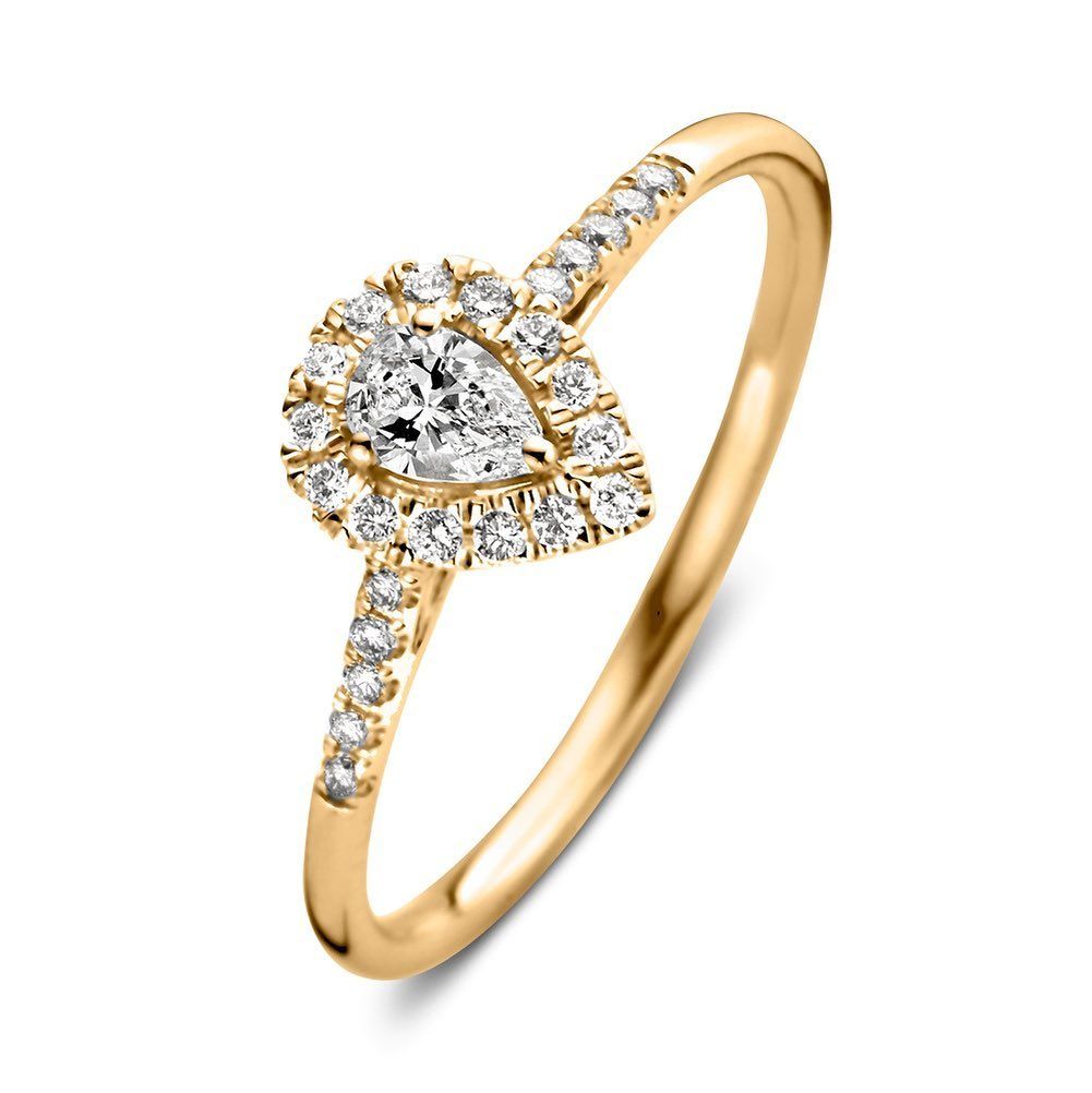Gouden ring met een peervormige diamant, omgeven door een halo van kleinere diamanten, met diamantaccenten op de band.