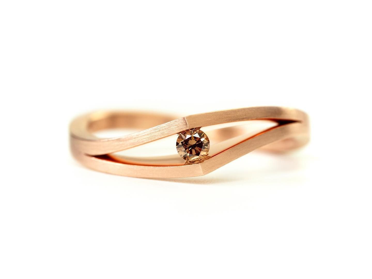 Roségouden ring met een bruine diamant.