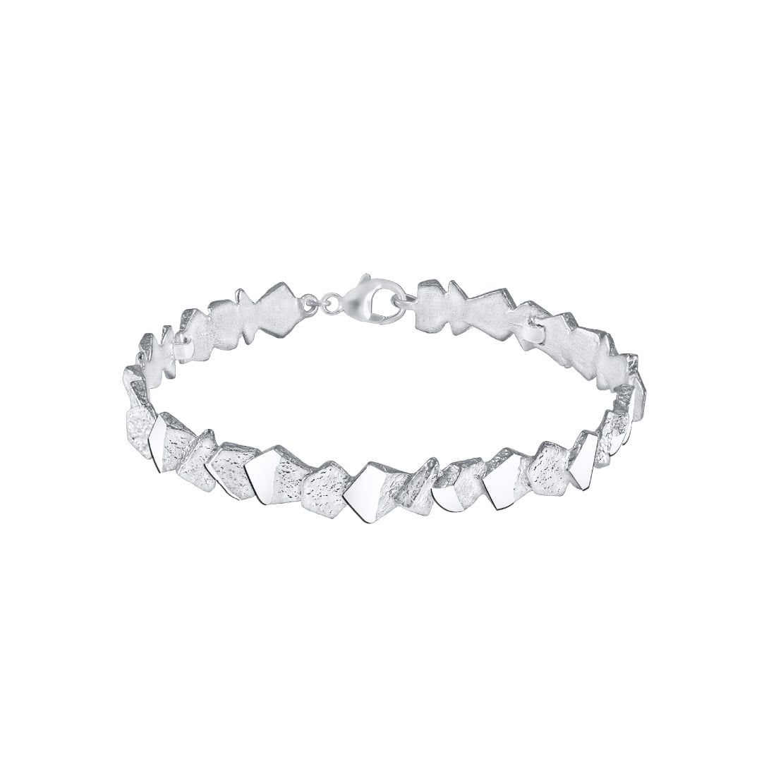 Zilveren armband met geometrische, hoekige vormen, verbonden door een sluiting.