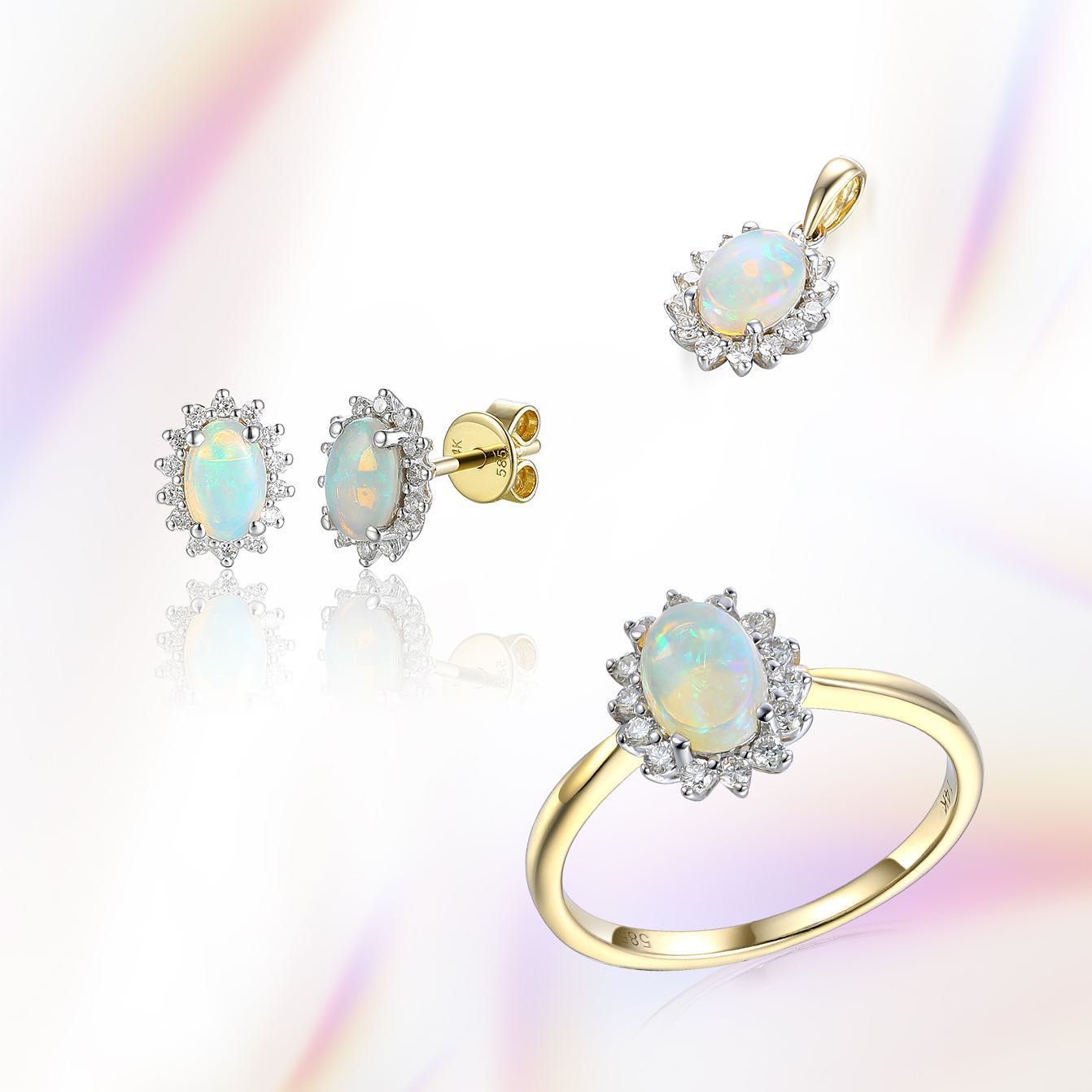 Sieradenset met opaal edelstenen en diamanten accenten. Inclusief oorbellen, een hanger en een ring.
