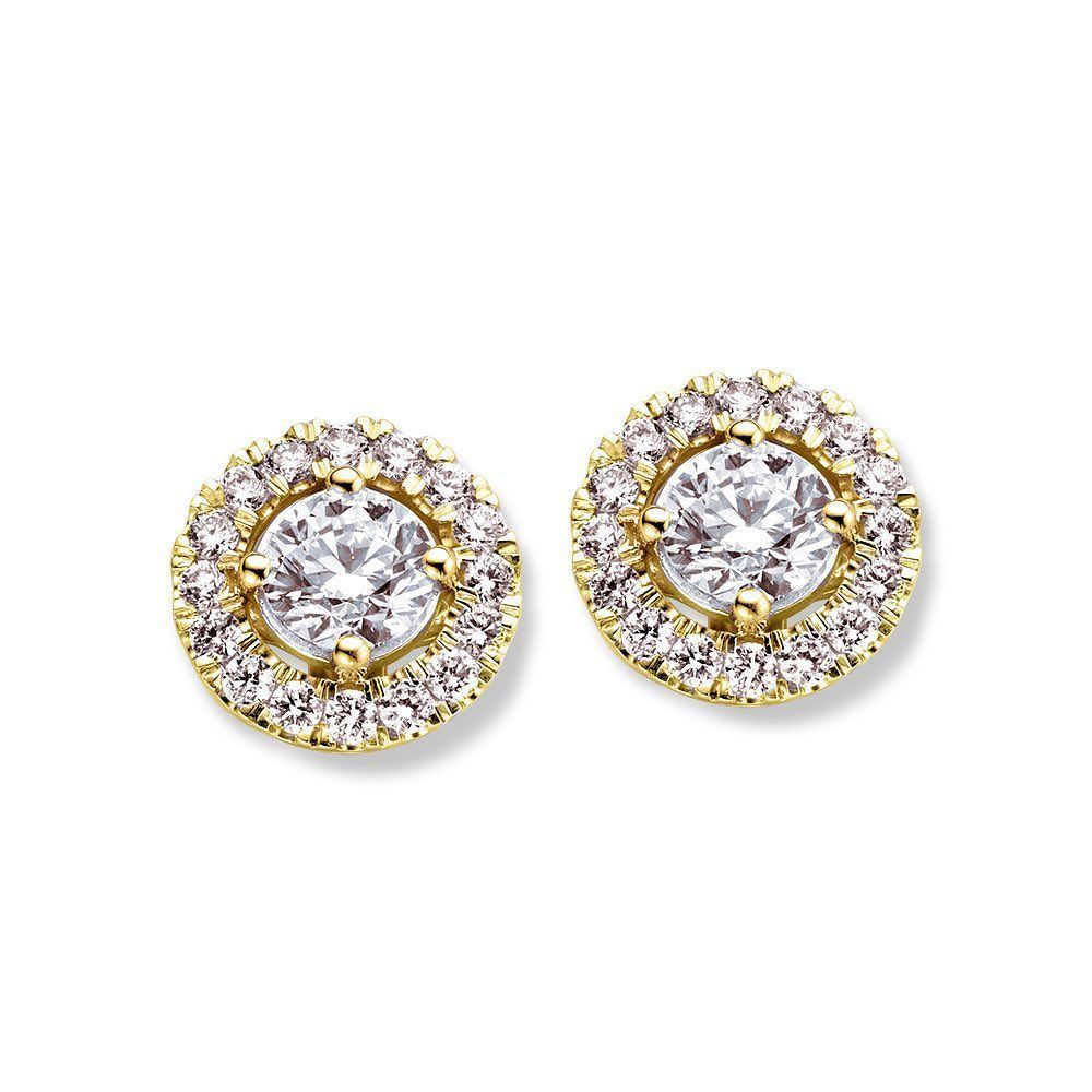 Gouden halo-oorbellen met een centrale diamant en omliggende kleinere stenen.
