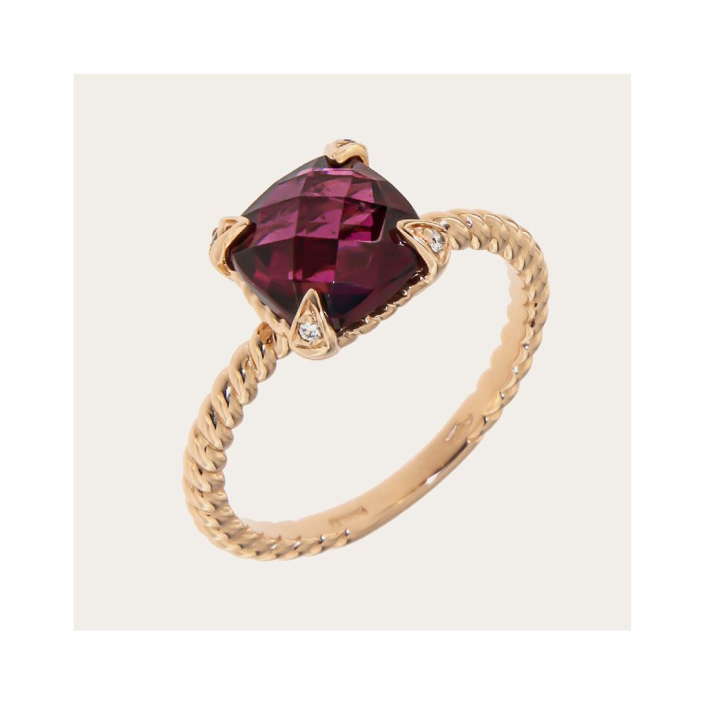 Roségouden ring met een vierkante, donkerrode edelsteen en diamanten accenten.