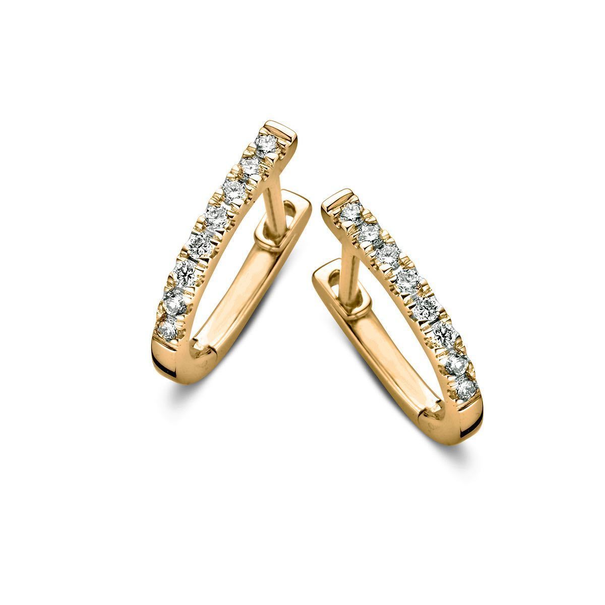 Gouden creolen met een rij kleine diamantjes.