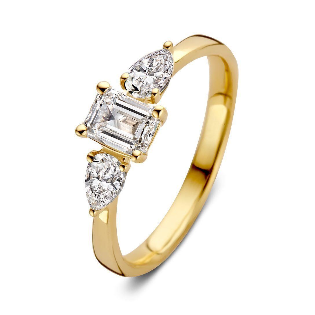 Gouden ring met een vierkante geslepen diamant in het midden en peervormige zijstenen.