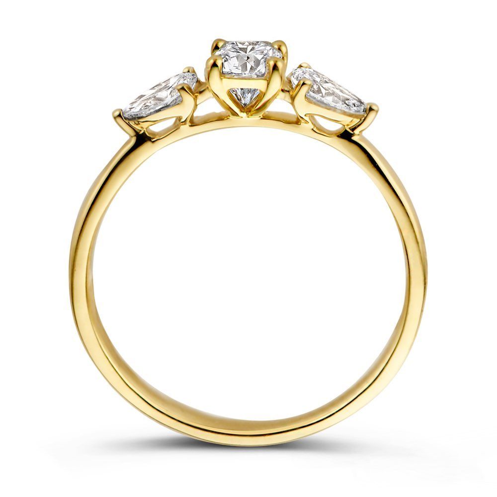 Gouden ring met in het midden een vierkante diamant, geflankeerd door peervormige diamanten.