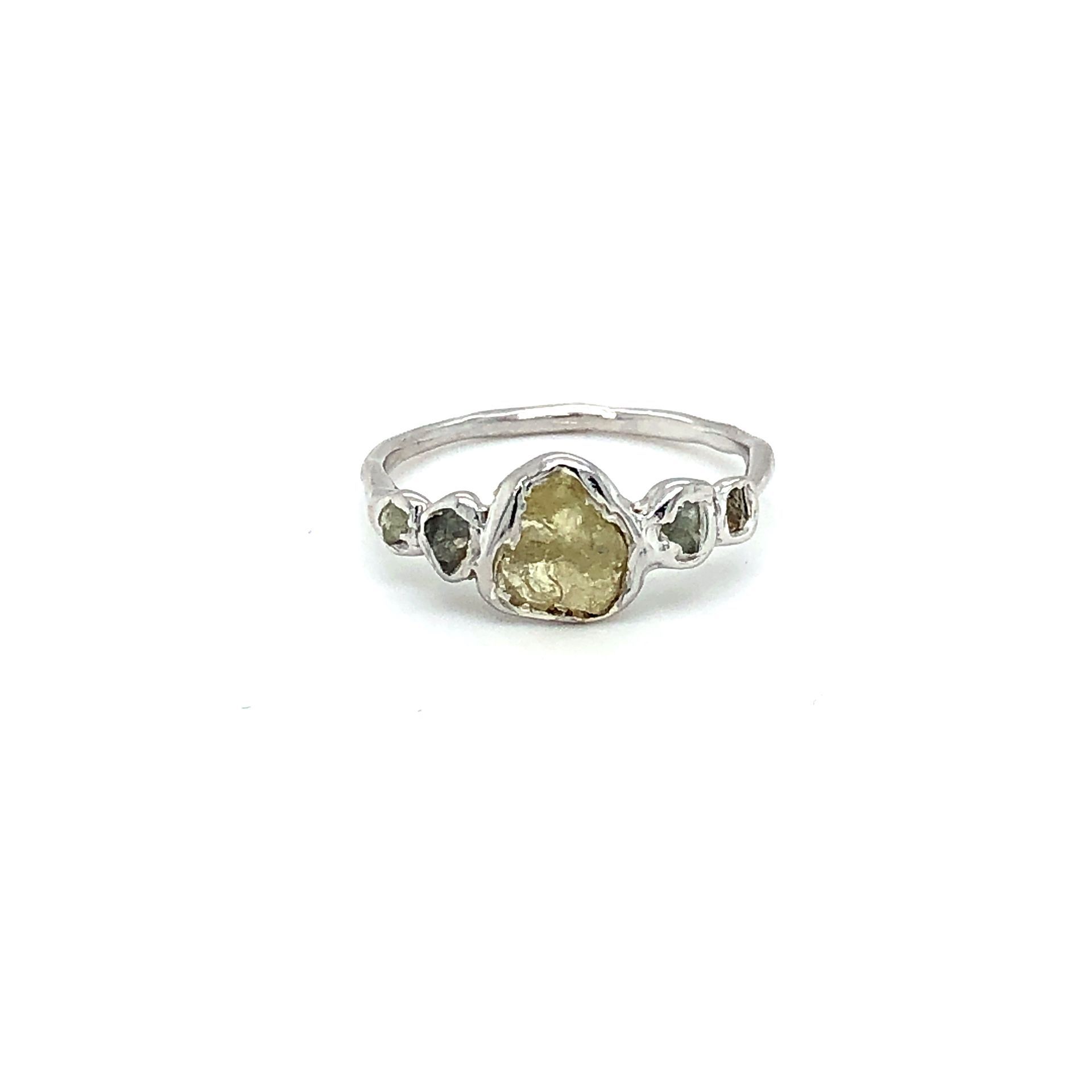 Zilveren ring met ruw geslepen gele en groene edelstenen.
