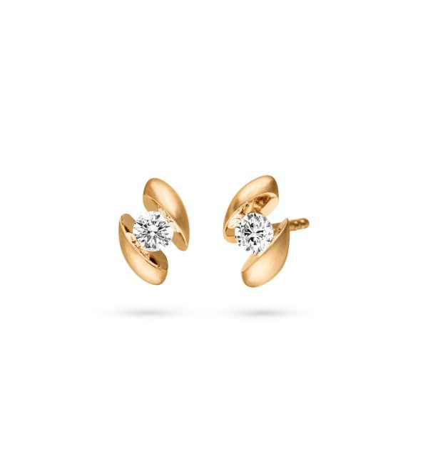 Gouden oorbellen met een centrale diamant en gebogen design.
