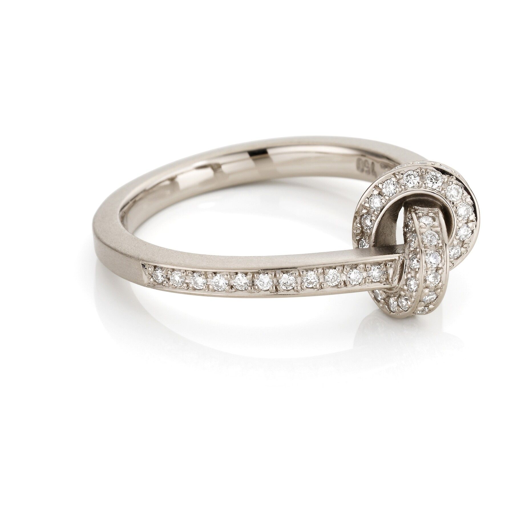 Diamanten ring met lusdesign in wit metaal.