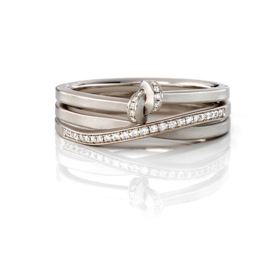 Zilveren ring met vier banden. Eén band is bezet met diamanten en is verbonden door een klein met diamanten bezet oogje.