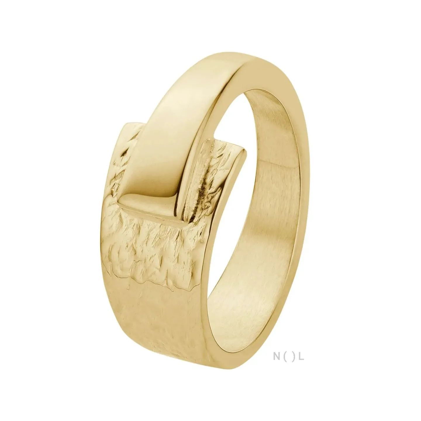 Gouden ring met een gestructureerd gedeelte en een gebogen, gladde band.