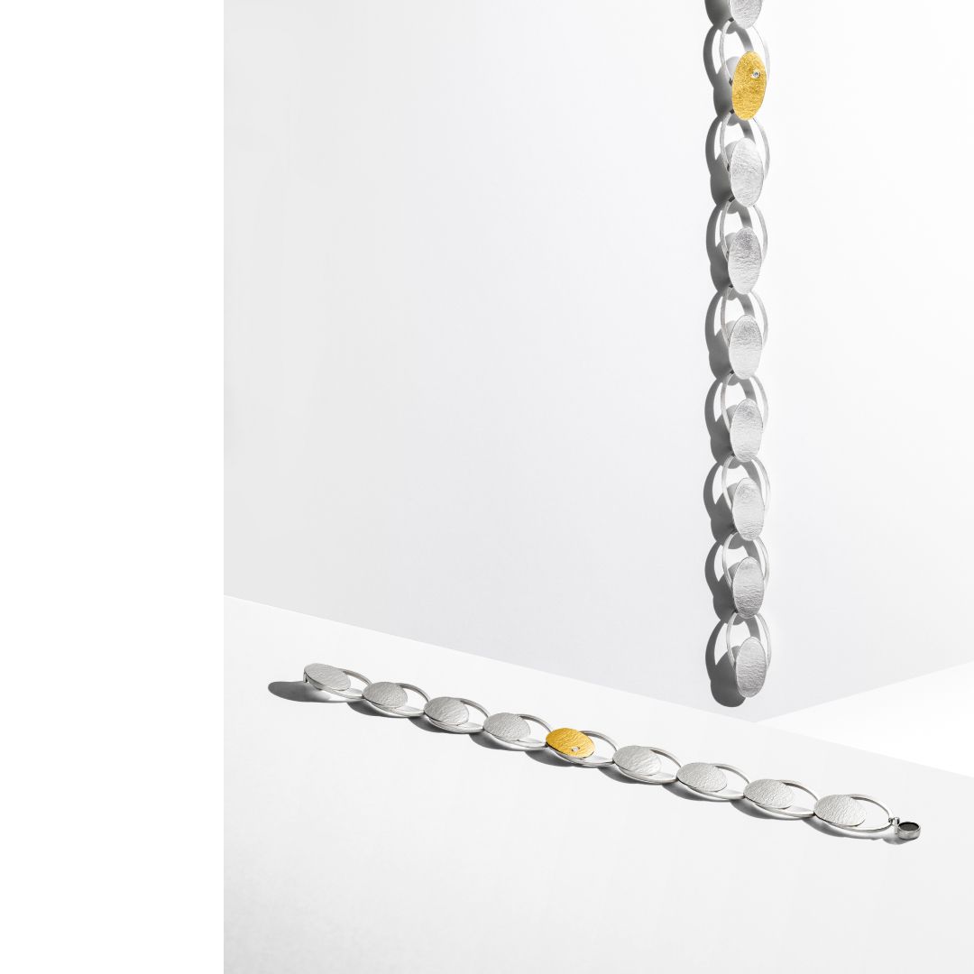Armband van zilver en goud op een witte achtergrond.