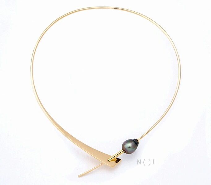 Gouden ketting met een hanger van grijze parel en geometrisch motief.