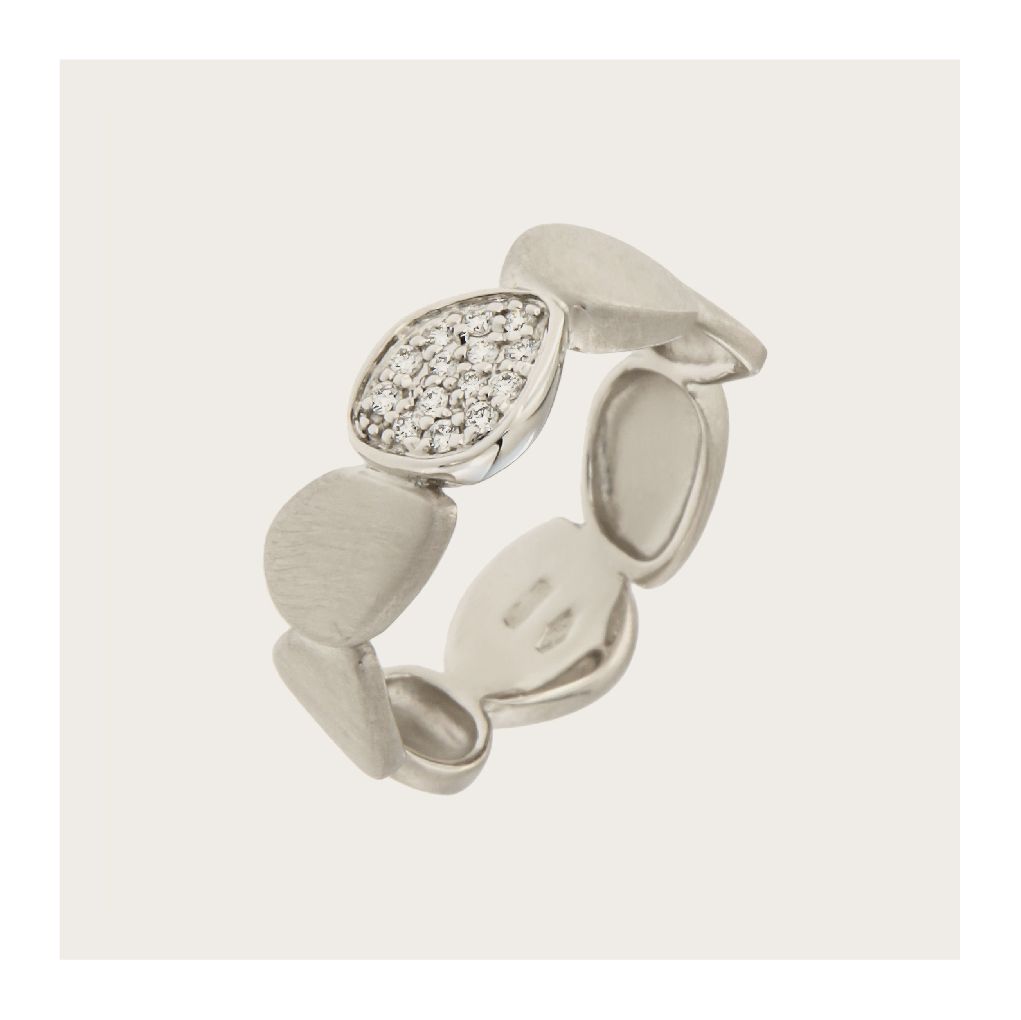 Zilveren ring met kiezelsteenachtige vormen. Eén vorm is bedekt met kleine heldere steentjes.