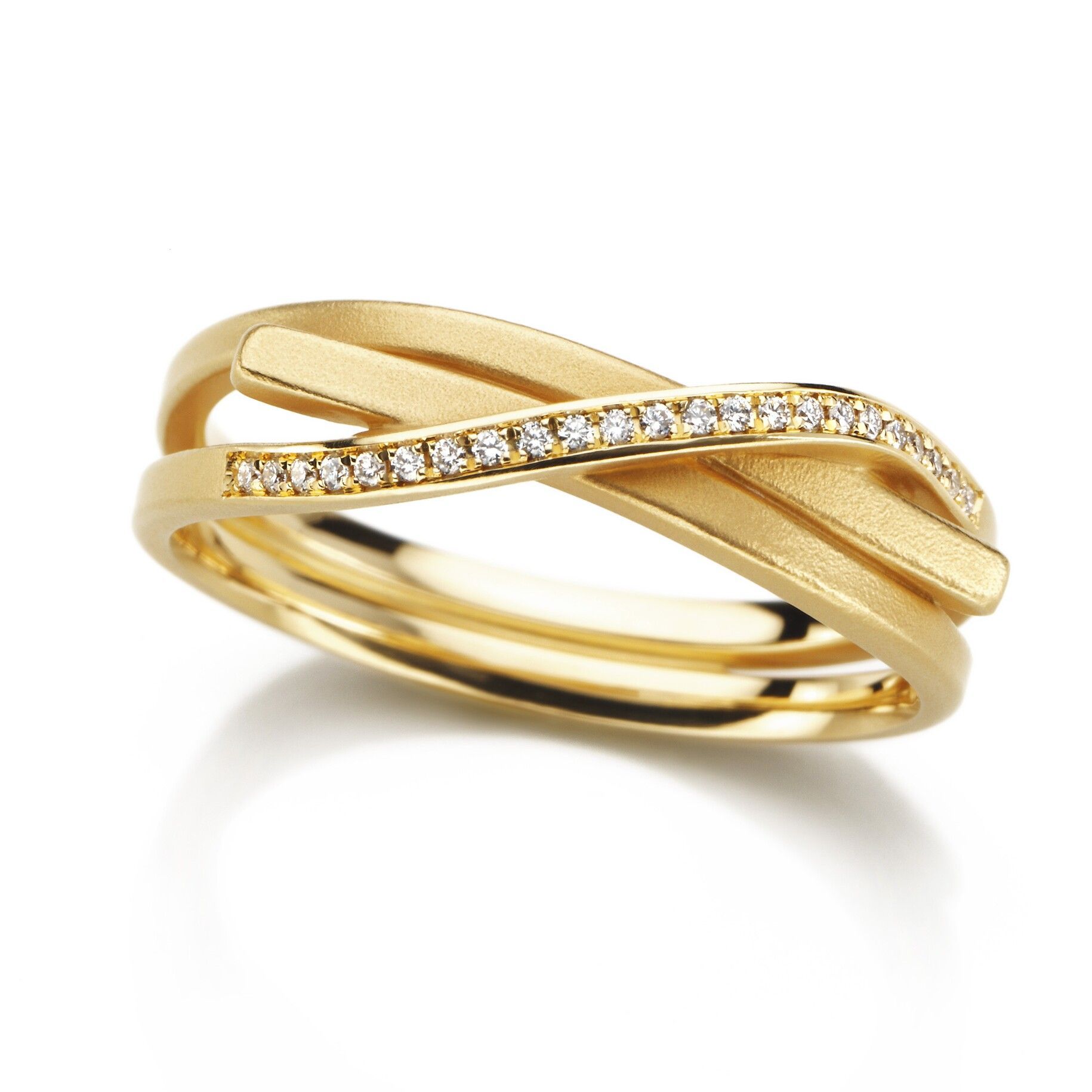 Gouden ring met gelaagd design, bezet met diamanten en een matte afwerking.