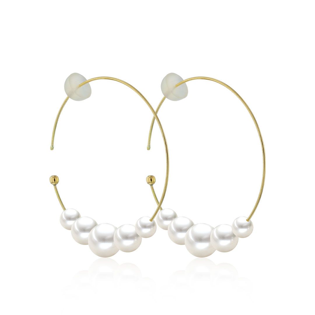 Gouden ketting met een hartvormige hanger, bezet met diamanten, op een witte achtergrond.