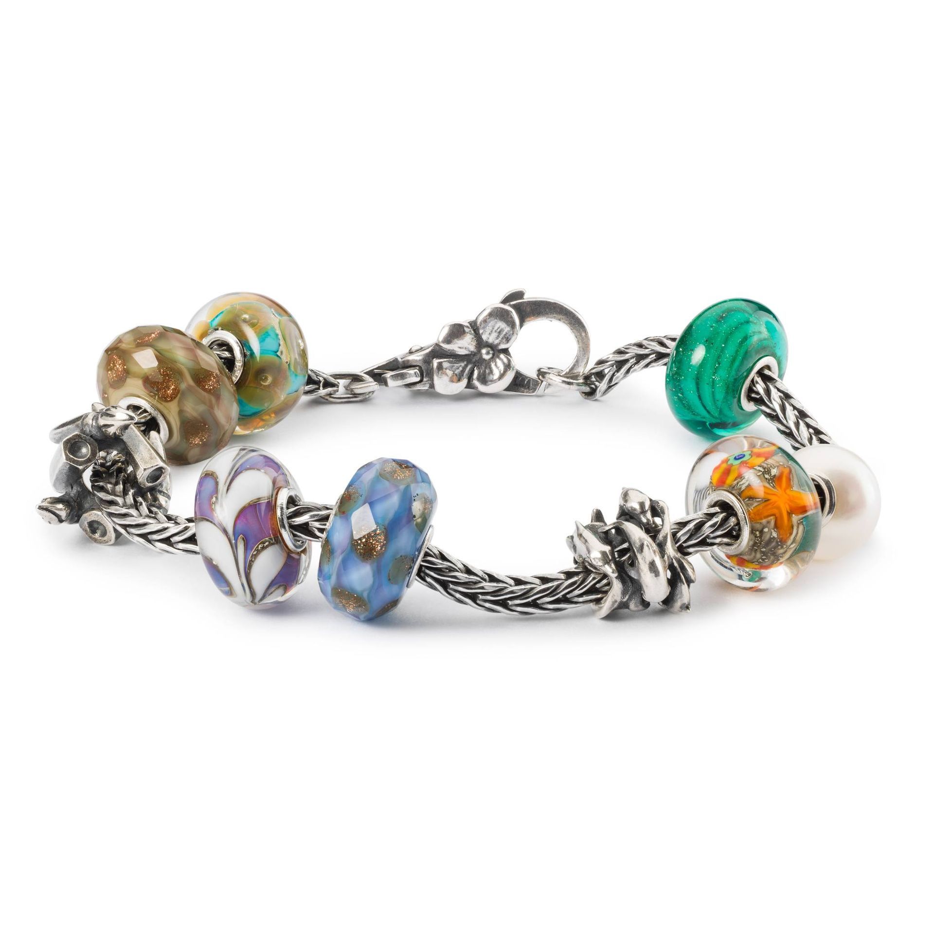 Zilveren bedelarmband met kleurrijke glazen kralen.