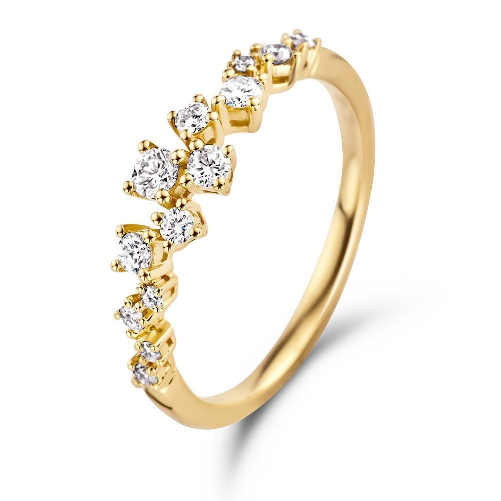 Gouden ring met een gebogen rij witte diamanten.