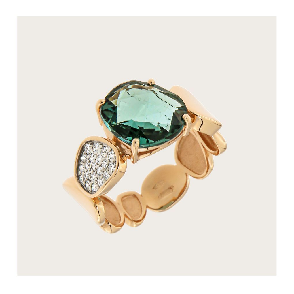 Gouden ring met een grote blauwgroene edelsteen en een cluster diamanten.