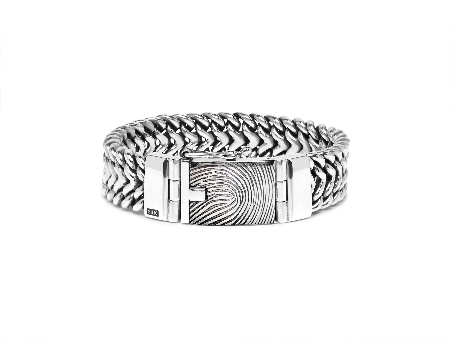 Zilveren armband met vingerafdruksluiting, op een witte achtergrond.