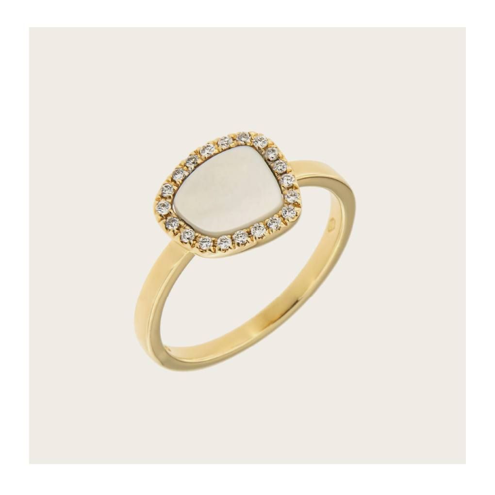 Gouden ring met een parelwitte steen, omringd door kleine diamantjes.