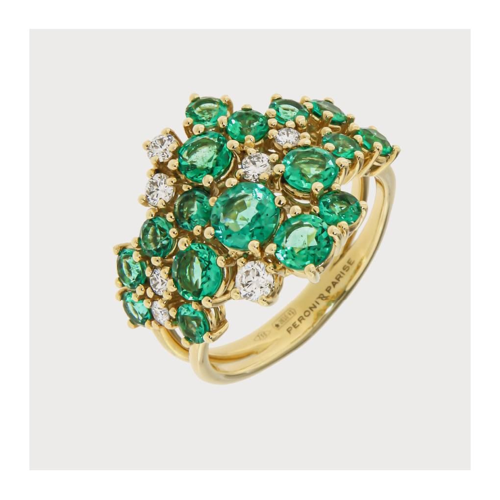 Gouden ring met verspreide smaragden en diamanten.