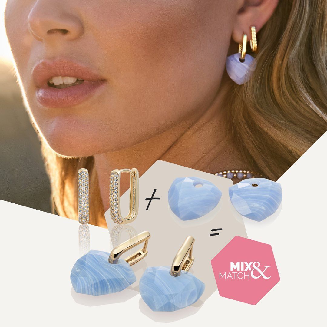 Vrouw draagt blauwe hartjesoorbellen; advertentie voor sieraden die je kunt mixen en matchen.
