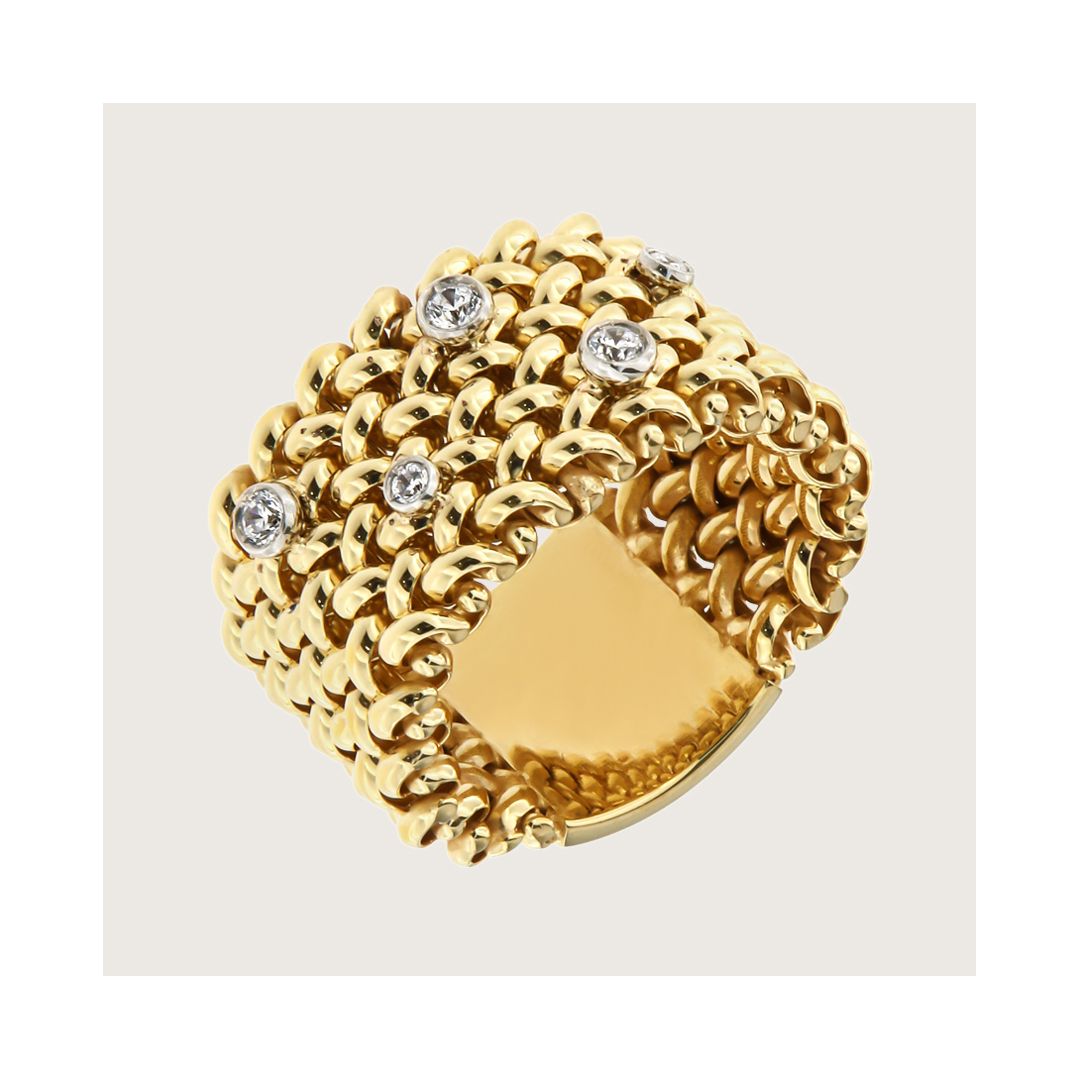 Gouden ring met geweven textuur en kleine heldere edelstenen.