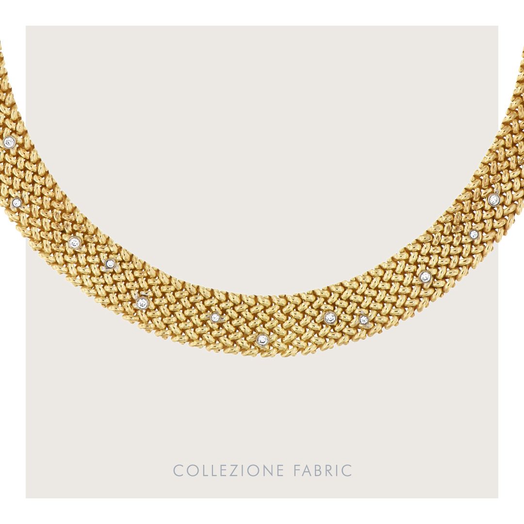 Gouden ketting met ingelegde diamanten op een crèmekleurige achtergrond, met de tekst 
