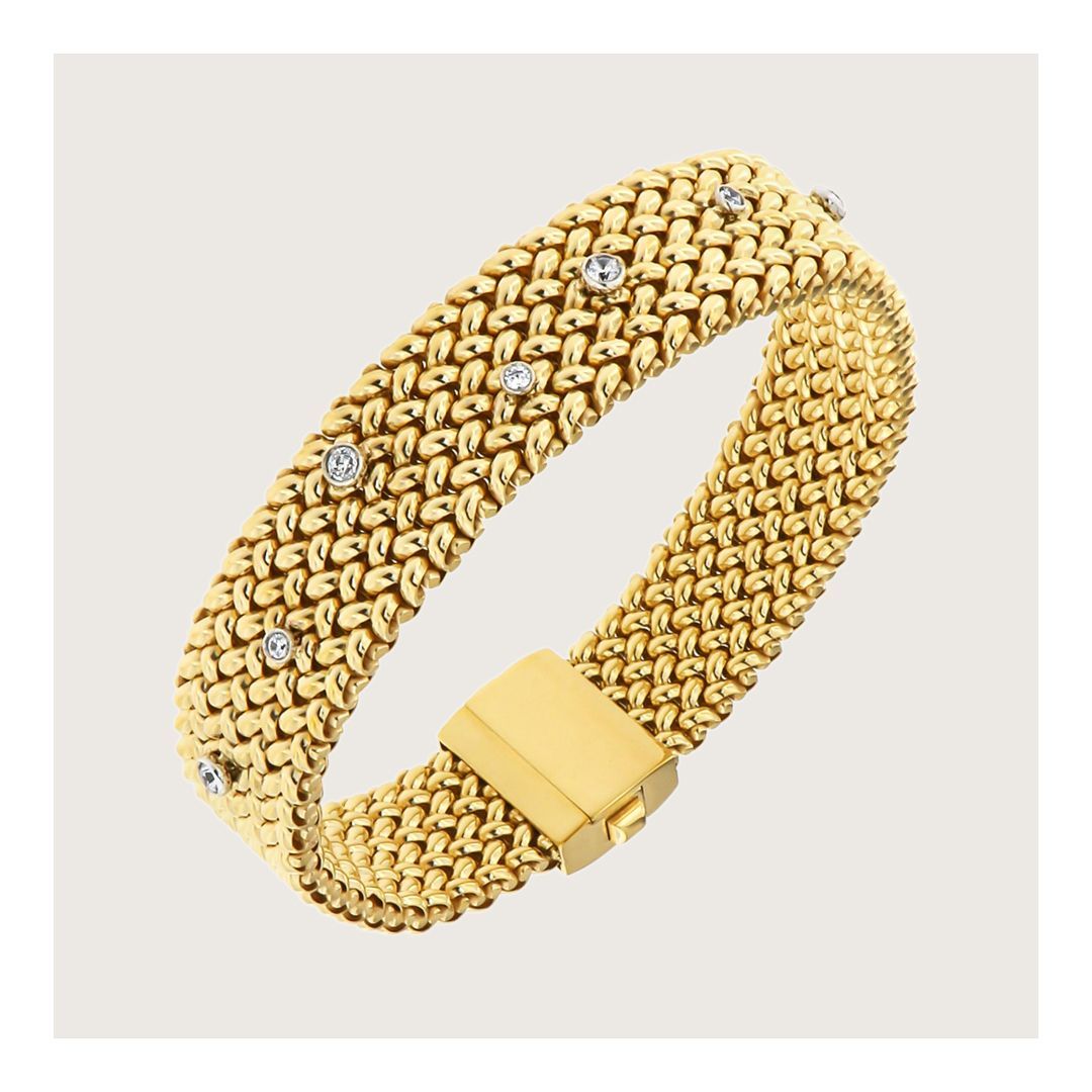 Gouden armband met geweven design en kleine diamantjes, gezet op een witte achtergrond.