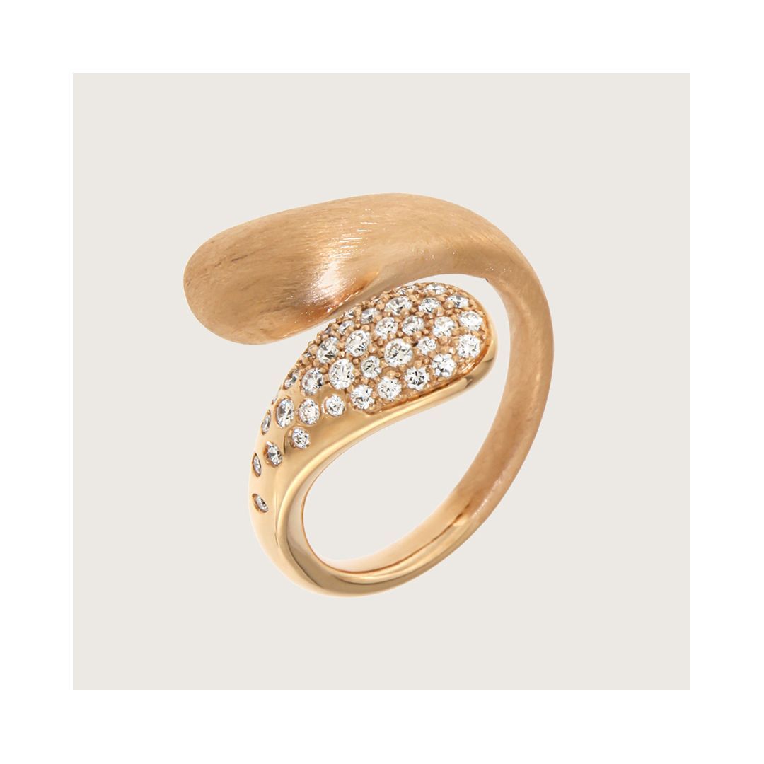 Gouden ring met een gebogen ontwerp, bezet met diamanten en een glad, gestructureerd gedeelte.