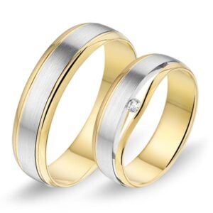 Tweekleurige gouden trouwringen; één met een kleine diamant.