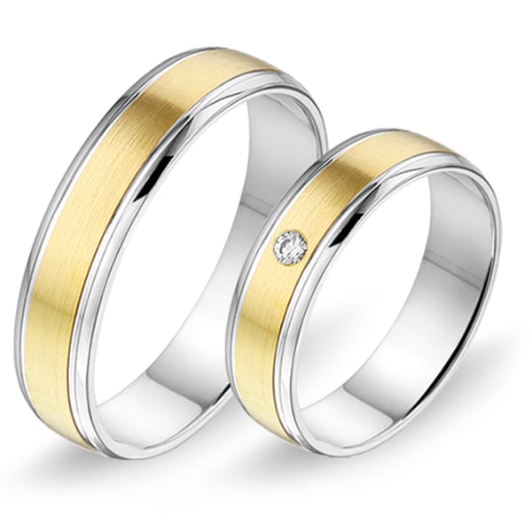 Tweekleurige trouwringen: zilveren ringen met een geborsteld goudkleurig middenstuk en één met een kleine diamant.