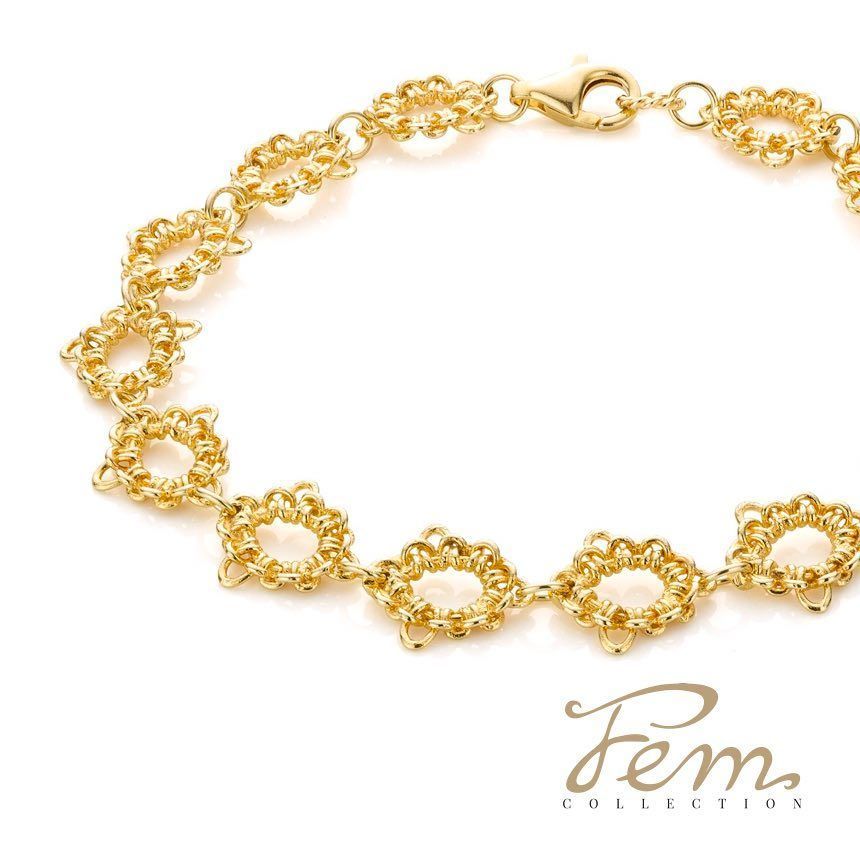 Gouden kralenarmband met open geometrische vormen, bevestigd met een gouden ketting, liggend op een wit oppervlak.