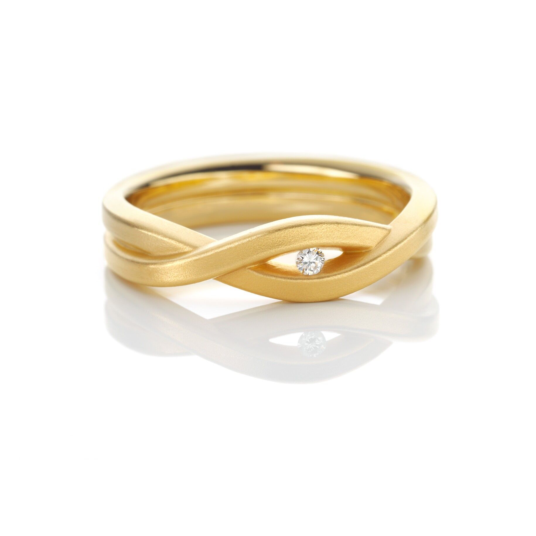 Gouden ring met verweven band en een klein diamantje.