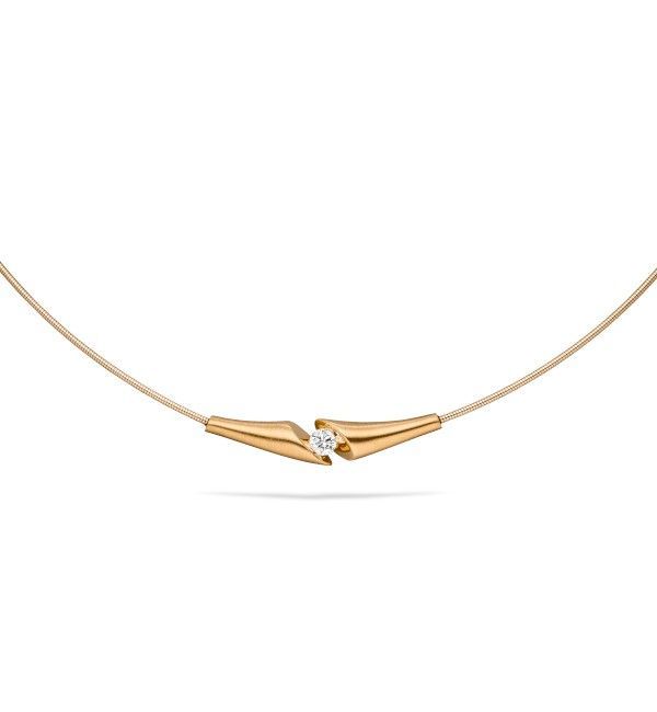 Gouden ketting met een diamant in het midden.