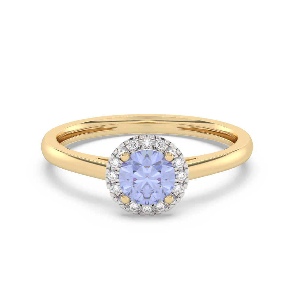Gouden ring met een blauwe edelsteen in het midden en een halo van diamanten.
