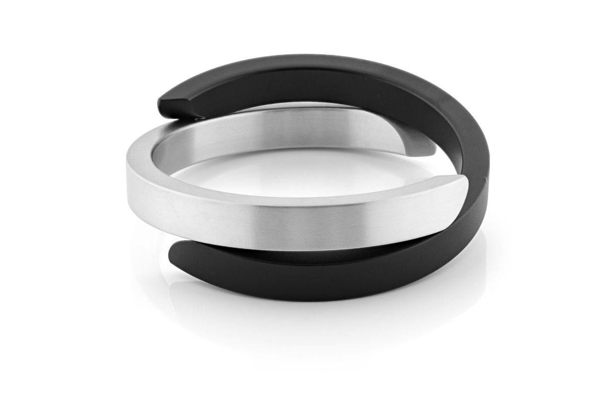 Tweekleurige ring: zilveren band met daaroverheen een zwart gebogen element.