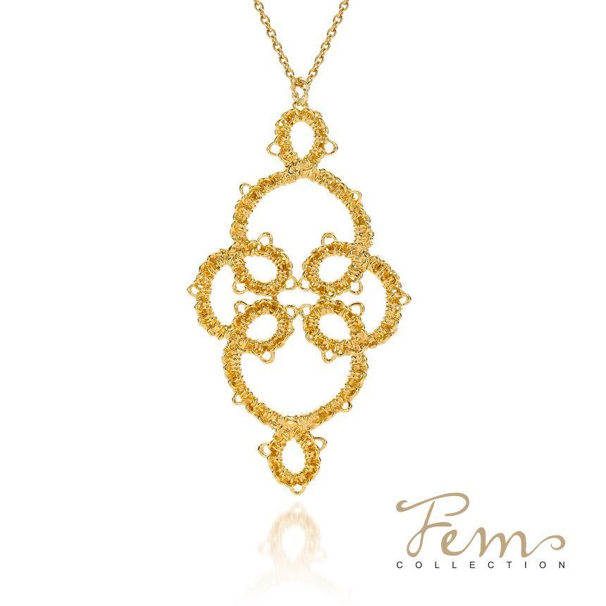 Ketting met hanger van goud, logo van Fem Collection.