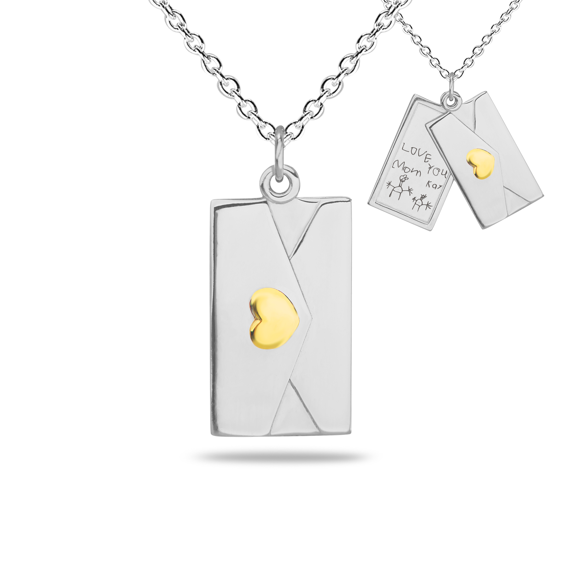 Zilveren hangers: een envelop met een gouden hart, een kleinere open envelophanger met zichtbare tekst.