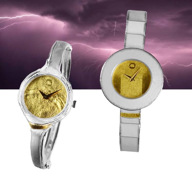 Twee zilveren en gouden Movado-horloges tegen een achtergrond van bliksem.