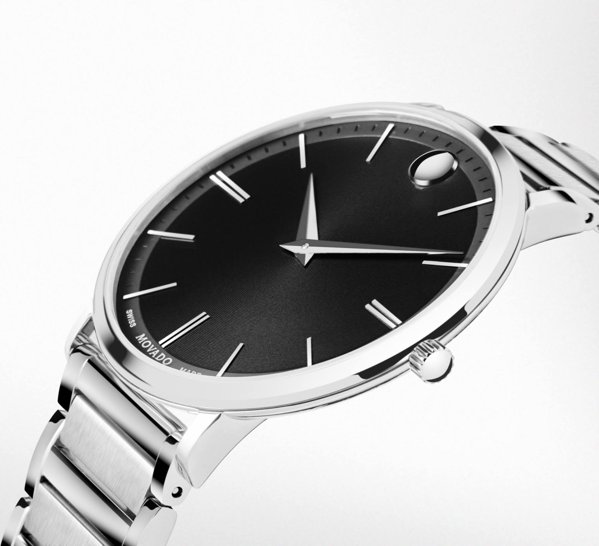 Zilveren Movado horloge met een zwarte wijzerplaat en een metalen schakelband.