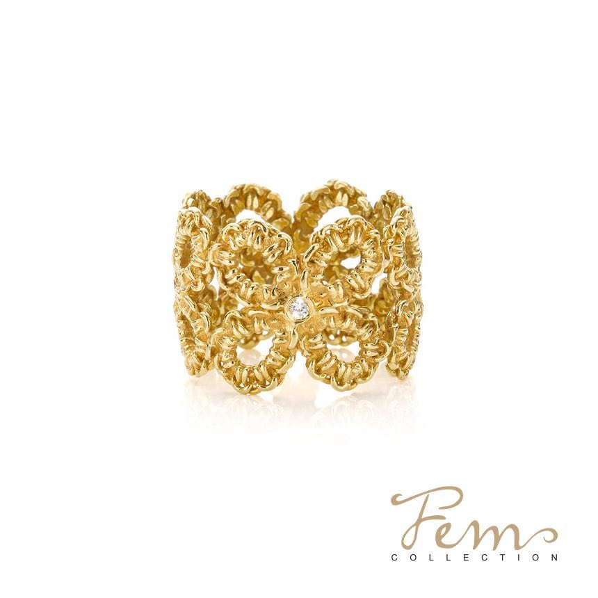 Gouden ring met opengewerkt ontwerp en klein diamantaccent.