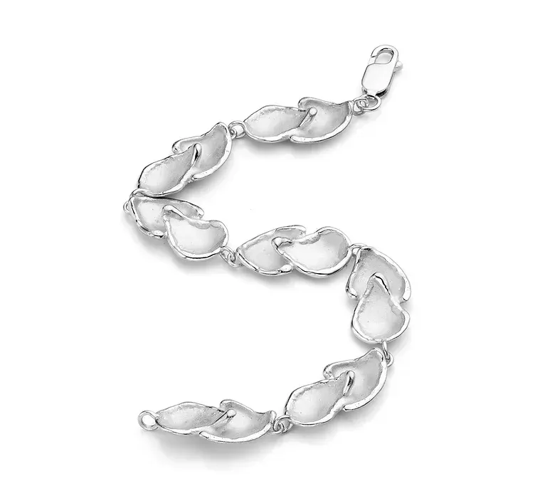 Zilveren armband met bloemblaadjesvormige schakels.