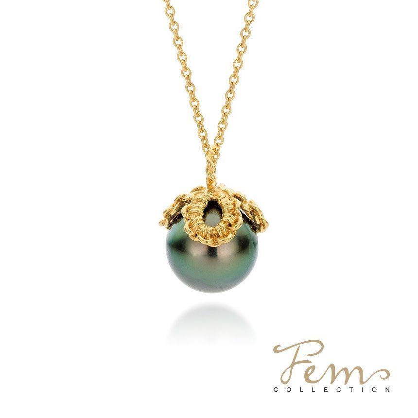 Gouden ketting met een donkere parelhanger.